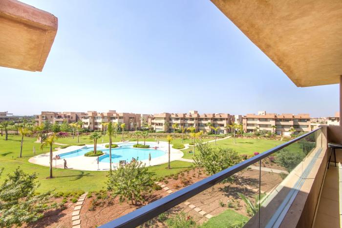 Lumineux et Vue dégagée sur Piscine à Prestigia