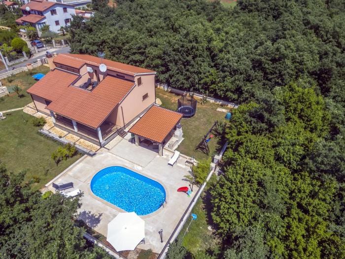 Luxury experience in Villa Lucia with heated pool and Play station 4