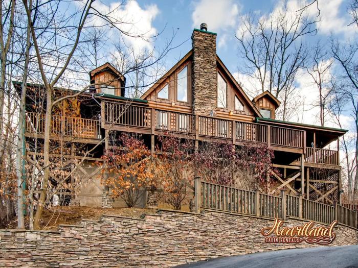 Bear Hug Cabin Gatlinburg Convenient to Everything!