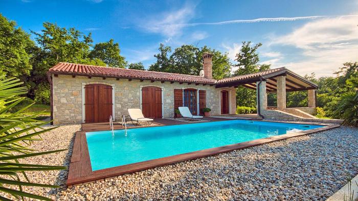 Unique villa Angelina with pool and tennis court near Rovinj, surrounded by greenery, high level of privacy