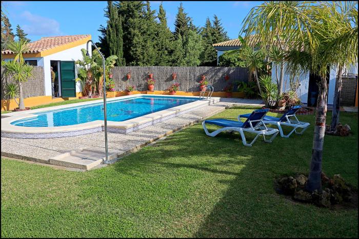 Chalet con piscina en Roche Viejo