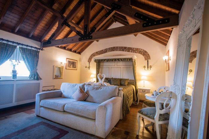 The Royal Arms Hotel Room Only