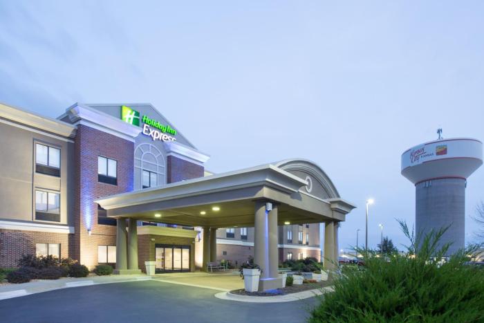 Holiday Inn Express Kansas City - at the Legends! by IHG