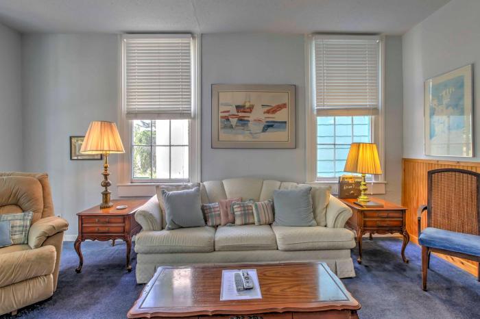 Vintage Galveston Apt Less Than half Mi to Porretto Beach!