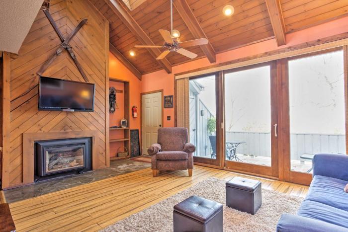Pet-Friendly Beech Mountain Condo Walk to Slopes