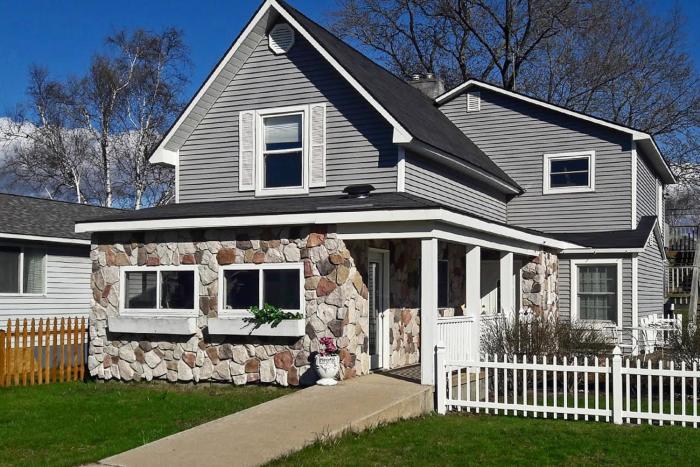 Elegant Stone Cottage: Steps to Crystal Lake Beach