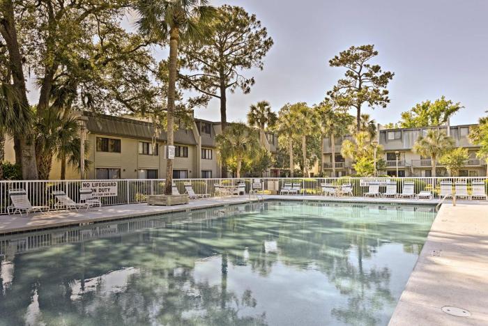 Hilton Head Condo Walk to Coligny Beach and Plaza!