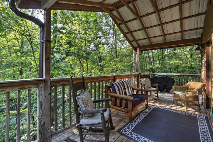 Gatlinburg Home with Hot Tub about 4 Mi to Town!