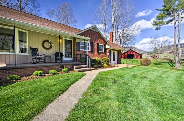 Scenic Canton Home with Sunroom - Near Asheville!