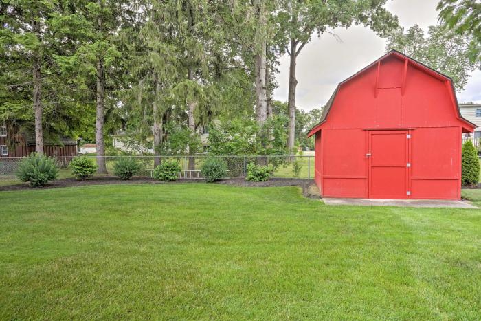 Lake Erie Unit with Fire Pit 30 Mi to Cedar Point!