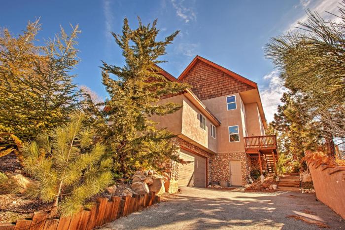 Lake Arrowhead Home with Mountain Views and Pool Table