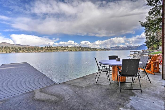 Lake Chelan Home with Kayaks, Dock and Stunning Views!