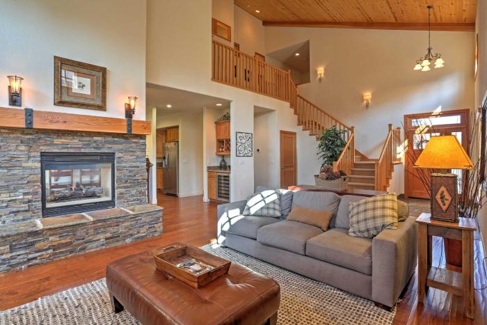 Updated Spacious Truckee Home Hot Tub and BBQ Patio