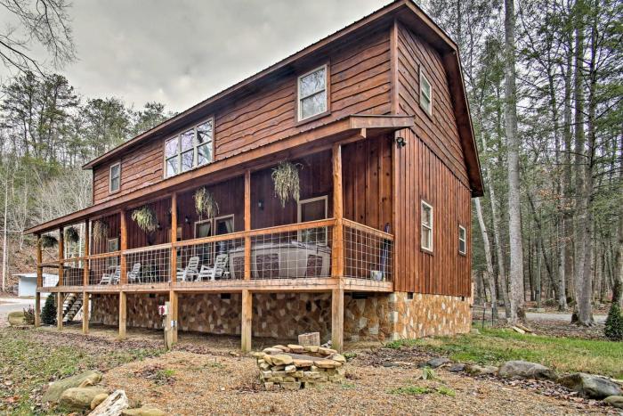 Creekside Cabin with Hot Tub in Gatlinburg!