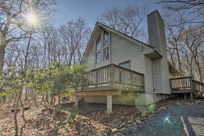 Cozy Wintergreen Cabin Near Mountain Inn and Slopes!