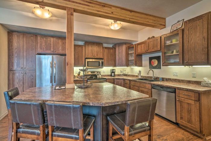 Updated Townhome w Hot Tub - Walk to Downtown!