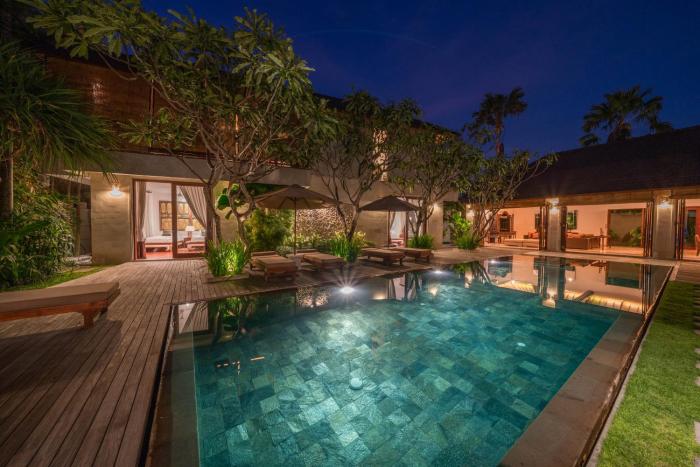 Villa Rubina - Luxury Pool Villa in Batu Belig Next to the Beach!