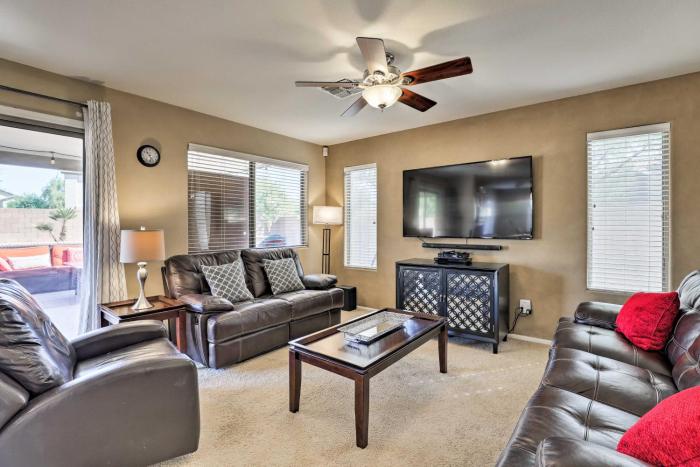 Quiet Phoenix Home with Patio, Grill and Pool Table!