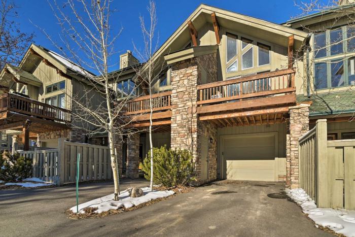 Cozy Townhome Just 4 Miles to Winter Park Resort!