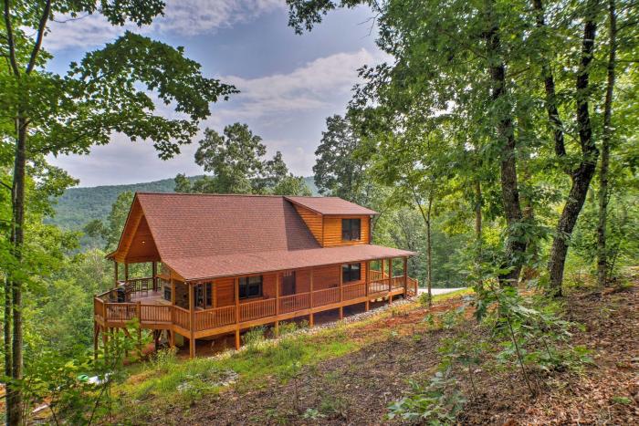 Breathtaking Murphy Cabin w Deck & Mountain Views