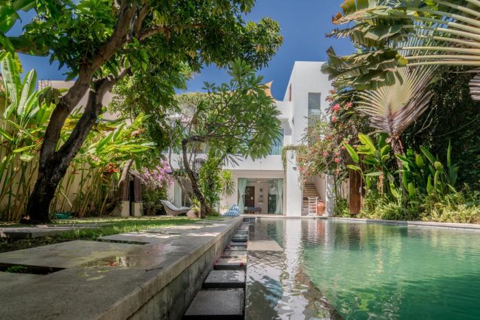 Villa Saffira, Seminyak - Pool, Garden, Rooftop - Walk to Beach and Cafes!
