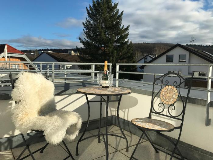 Attika Ferienwohnung in Freiburg -Gundelfingen mit großer Dachterrasse