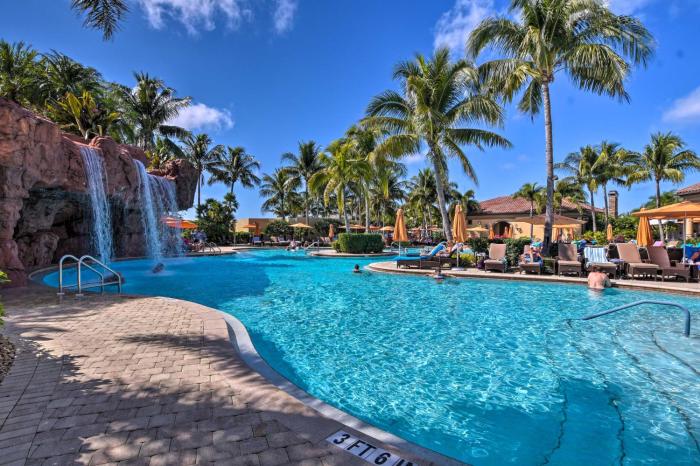 Lavish Naples Resort Villa Private Pool and Hot Tub