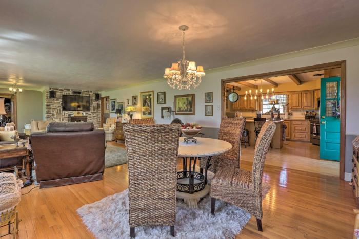 Spacious Home 2 Mi from Downtown Stanford!