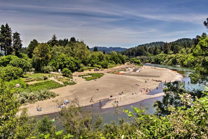 Guerneville Home - Walk to the Russian River!