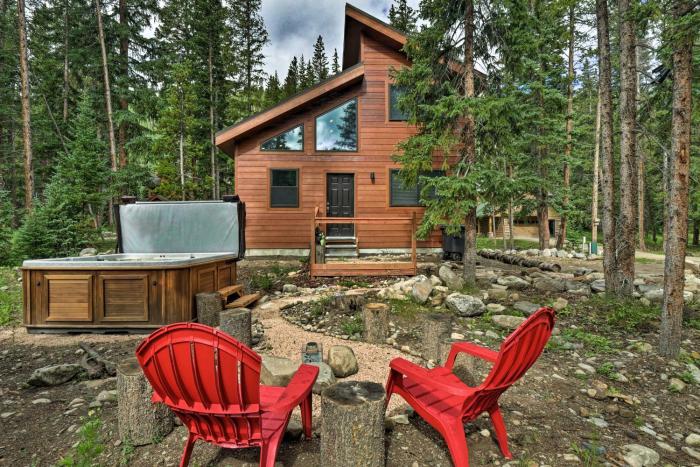 5 Mi to Ski Resort: Mtn-View Breck Home w Hot Tub