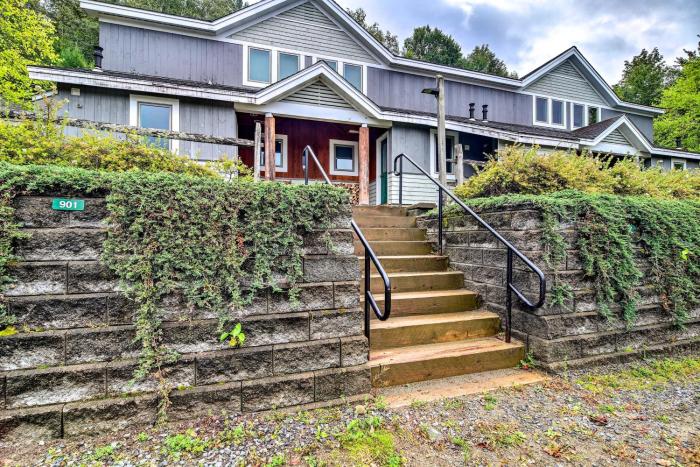 Cozy Condo with Patio, Walk to Burke Mountain!