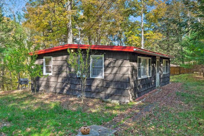 Catskill Mtn Home w Deck ~ 1 Miles to Zoom Flume!