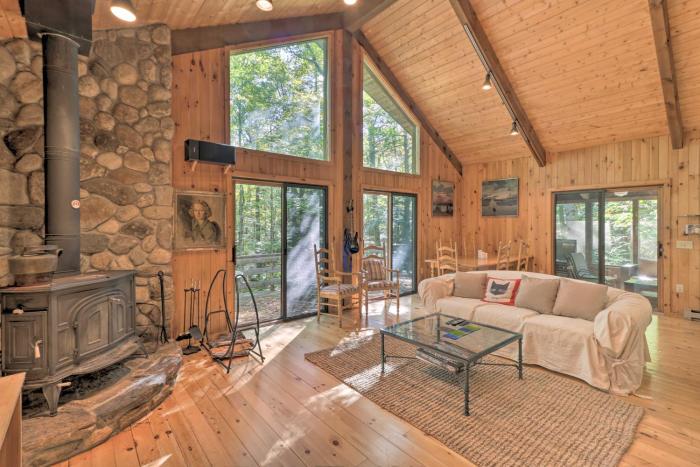 Cabin w 3 Acres, Tennis Courts: By 4 Ski Mtns