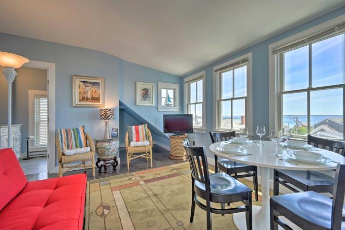 Near Whalers Wharf! Provincetown Penthouse Apt