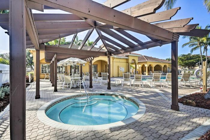 Fort Myers Condo with Pool Access 4 Mi to Beach