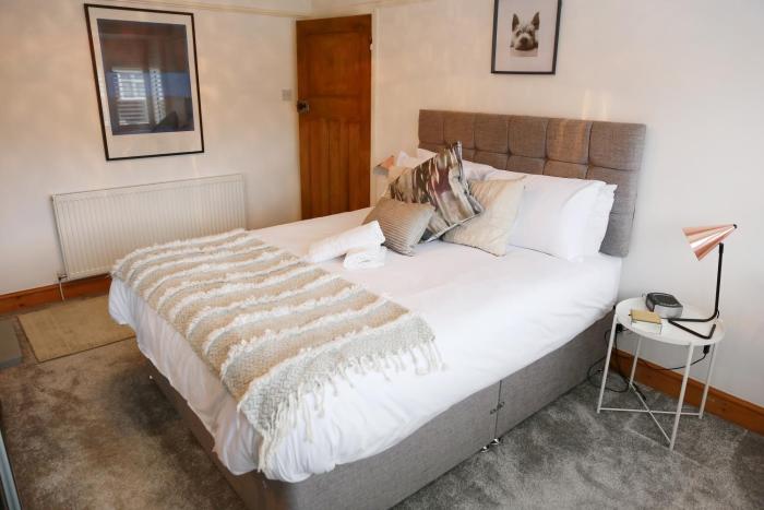 3BR House Sleeps 8 Close to Chester Zoo