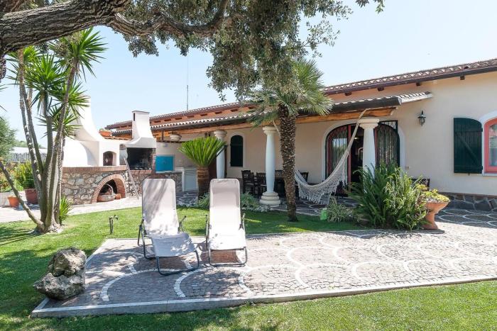 LA CESA Holiday House