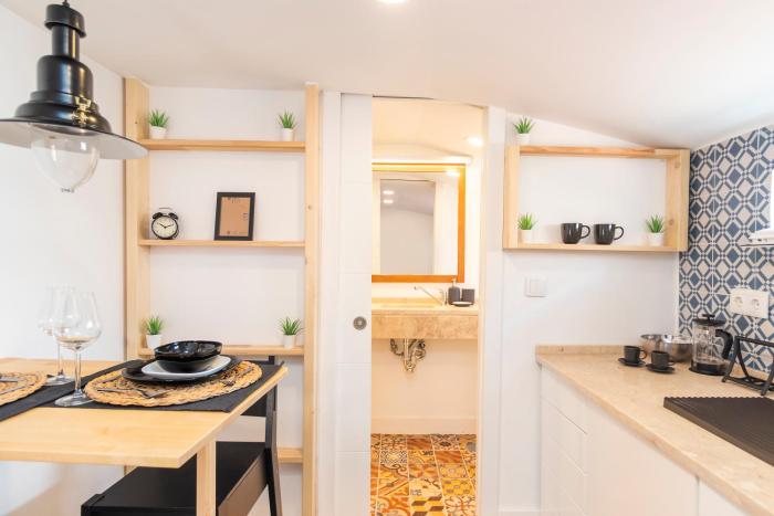 Historical Alfama, building top, 5mn to train and subway