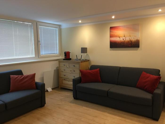 Cosy flat in the quiet area with own garden, free parking and direct public transport link to the centre