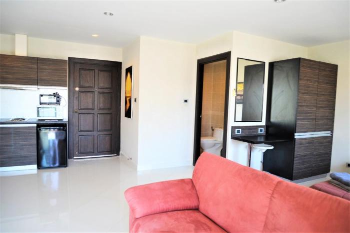 Park Lane studio apartment with swimming pool view Pattaya
