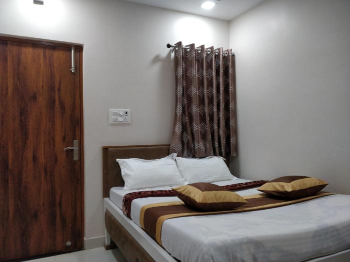 C N Comforts Hotel & Dormitory