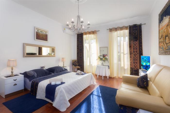 Room "Ezekiel, Royal blue suite