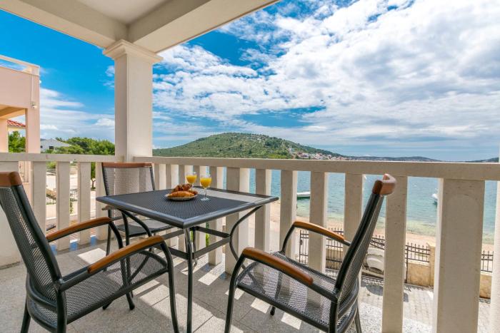 Apartments Villa J i M by the sea