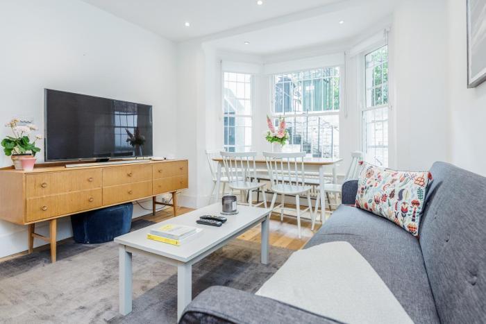 Bonnington Gardens - 1 bed open plan basement flat