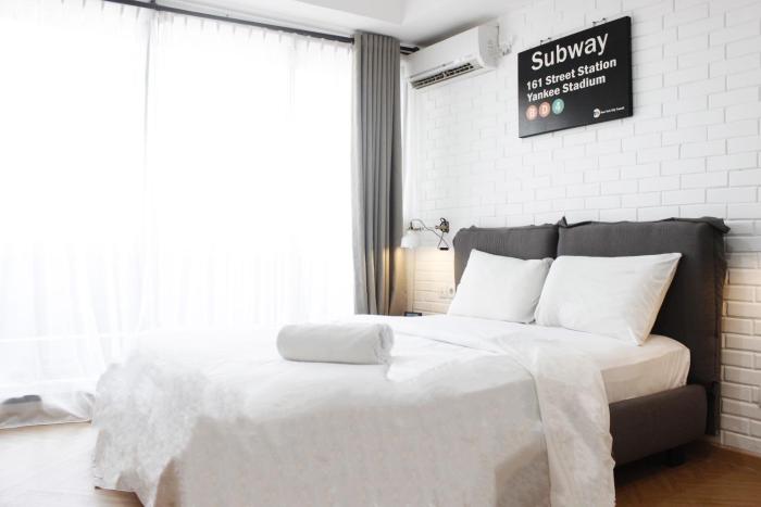 Comfy & Artsy Studio at Beverly Dago Apartment By Travelio