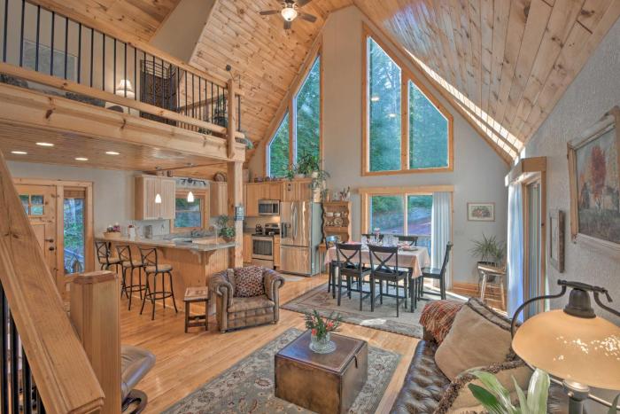 Spacious Lake Santeetlah Cottage w Lake Views!