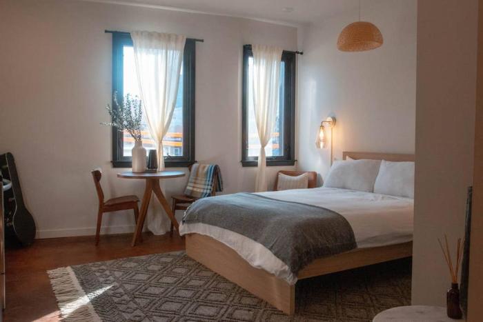 Poor Richard Downtown Studio, CONTACTLESS CHECK-IN