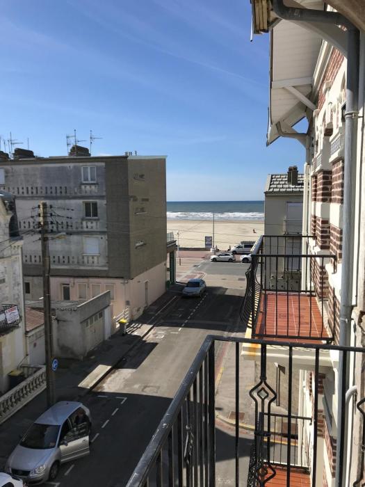 Appartement à 30 m de la plage - balcon - proche Centre - WIFI -Le Cérès 3