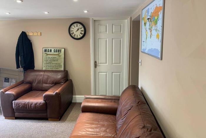 a COSY CLEAN GROUND FLOOR FLAT CLOSE TO TOWN CENTRE