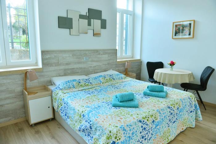 En-suite Rose on Rokova Street - 5 min Walk to the Old Town of Split